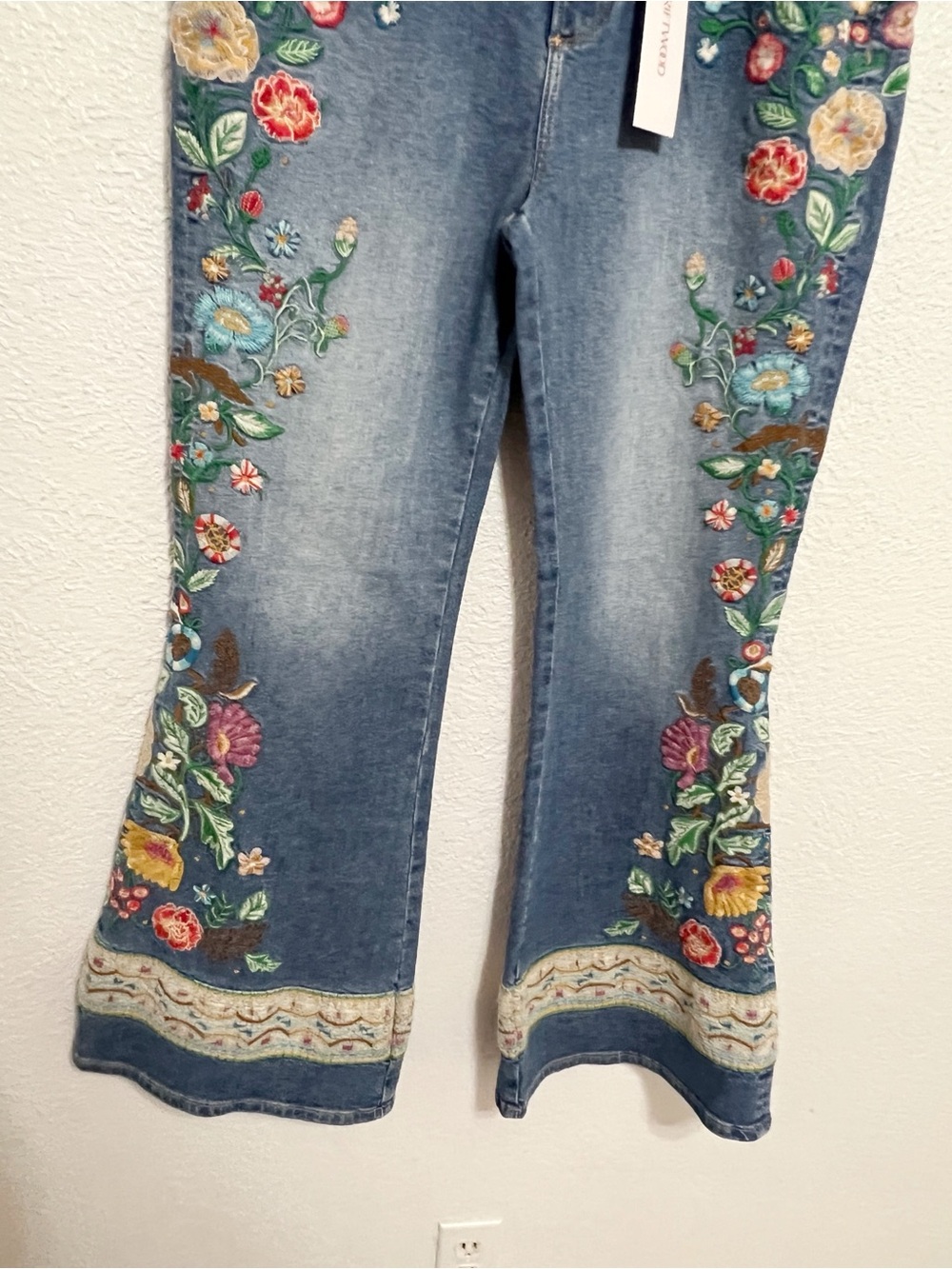 NWT Free People Driftwood Farrah Gardenia Embroidered Flare Jeans - Picture 6 of 11